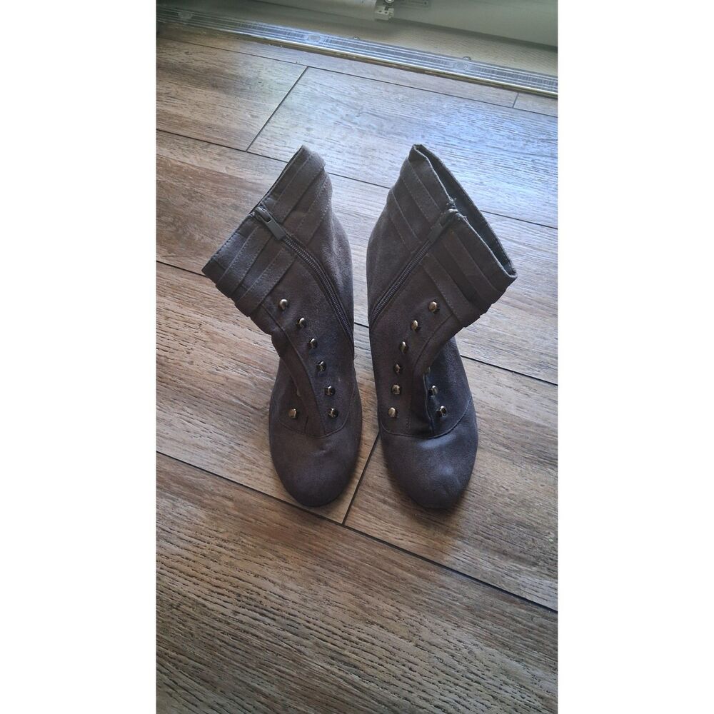Forever Women’s Gray Suede Ankle Booties Size 9 Studded Side Zip Kitten Heel
